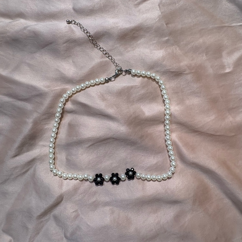 Elegant Pearl and Black Flower Necklace